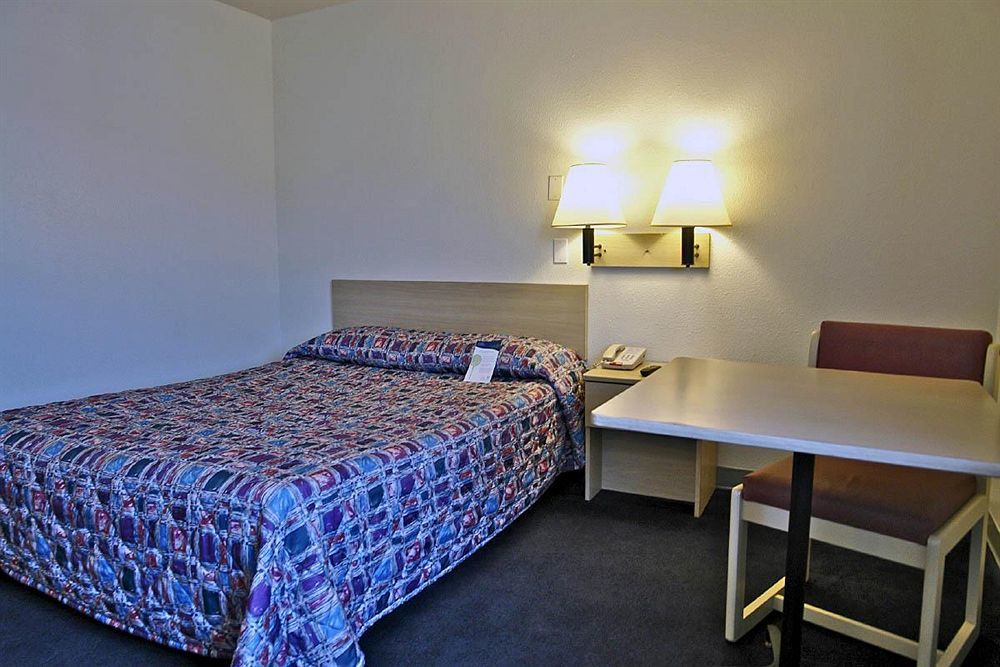 Americas Best Value Inn East Peoria Exteriör bild