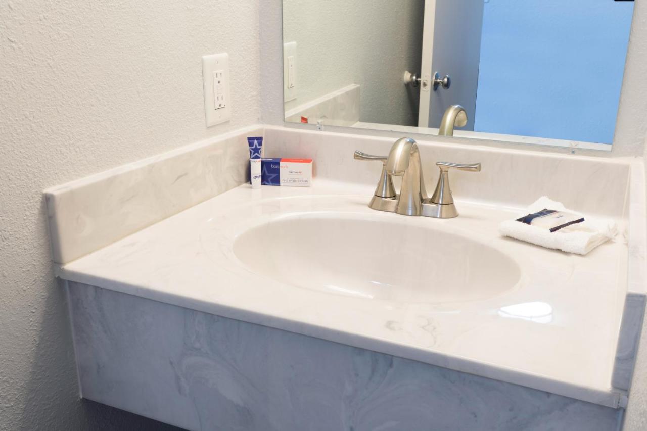 Americas Best Value Inn East Peoria Exteriör bild